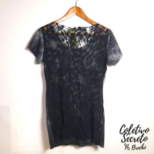 Camiseta com cruz e detalhes em renda – Pool – tam M