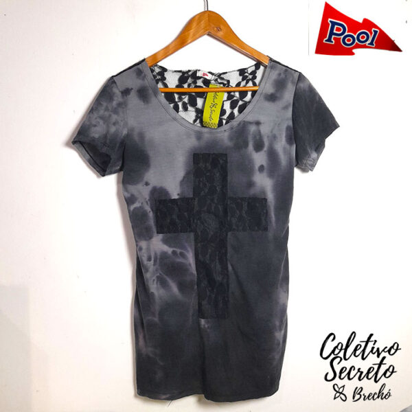 Camiseta com cruz e detalhes em renda - Pool - tam M