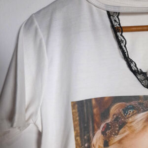 Camiseta branca com foto e detalhe de renda – Femenny – tam M