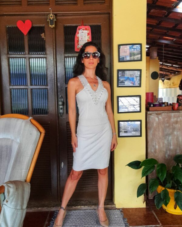 Vestido branco com pérolas, renda e bojo - Modas Mikaela - tam M - Image 5