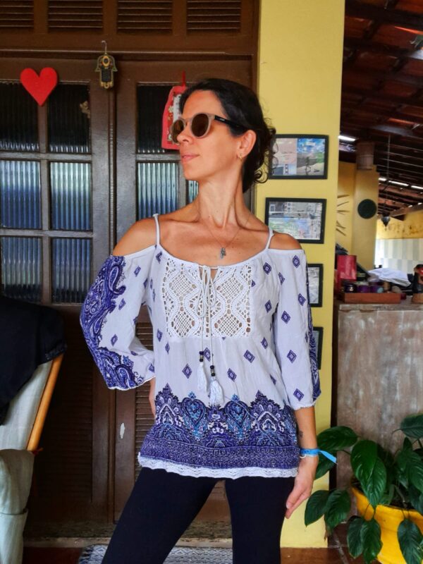 Blusa estampada branca e azul - tam M