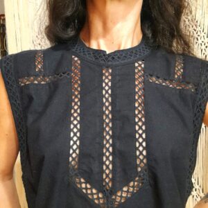 Blusa preta sem manga com recortes de renda – Amaro – tam M