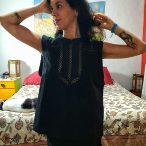 Blusa preta sem manga com recortes de renda – Amaro – tam M