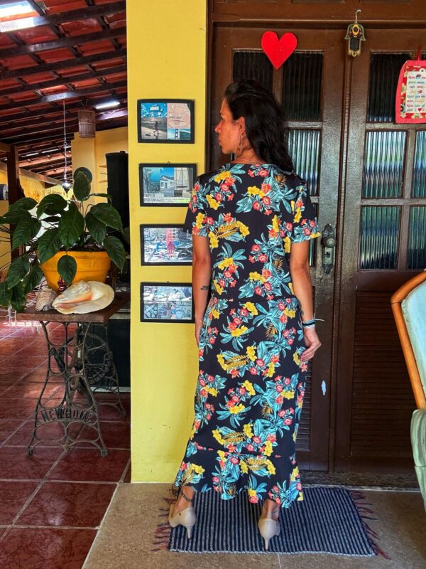 Vestido preto estampa de flores coloridas - tam G - Image 3