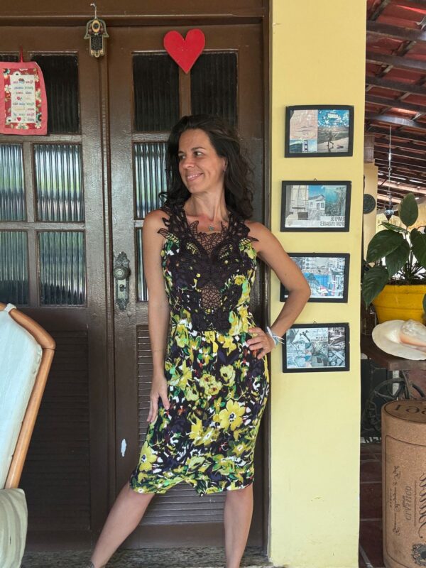 Vestido estampa florida amarelo e preto com renda - tam M