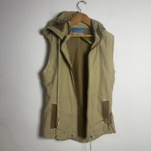 Colete bege com capuz – Coronel Tapioca – tam 16