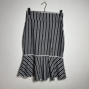 Saia listrada preto e branca – tam 38 / 40