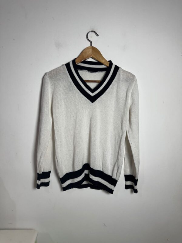 Sueter branco com detalhes pretos - tam 38