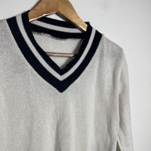 Sueter branco com detalhes pretos – tam 38