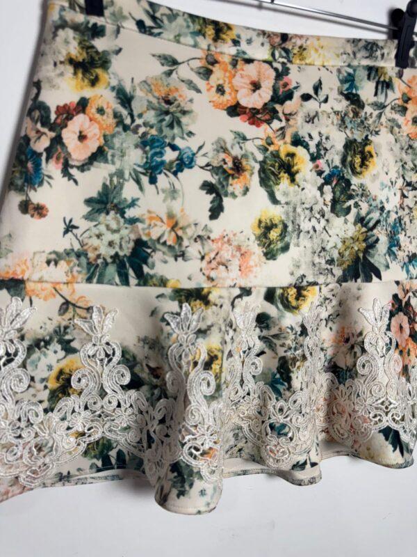 Short saia estampa de flores e detalhes de renda - Enzo - tam P - Image 5