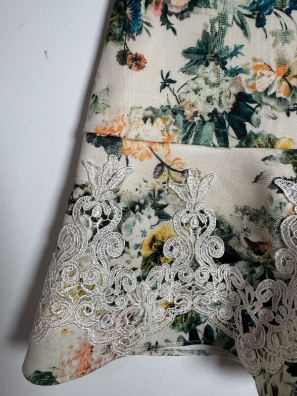 Short saia estampa de flores e detalhes de renda - Enzo - tam P - Image 4