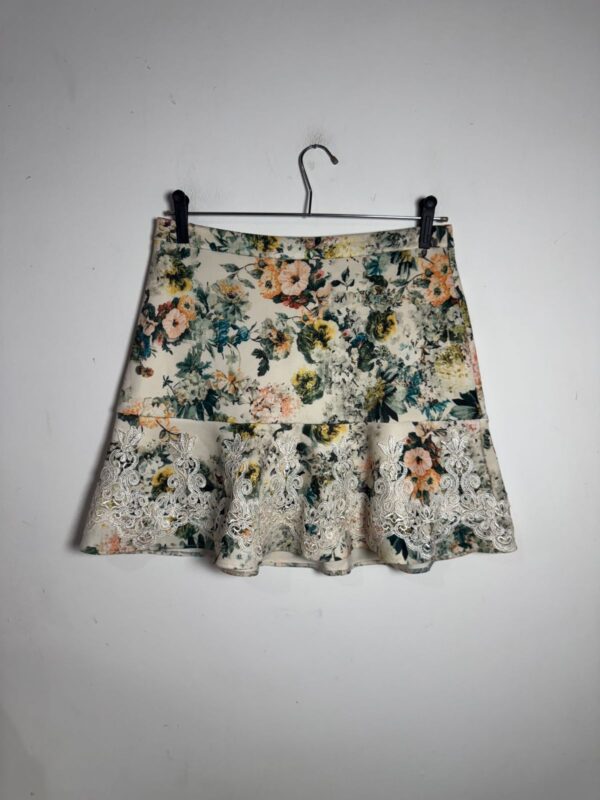 Short saia estampa de flores e detalhes de renda - Enzo - tam P