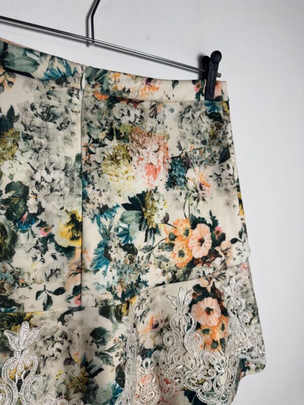 Short saia estampa de flores e detalhes de renda - Enzo - tam P - Image 2