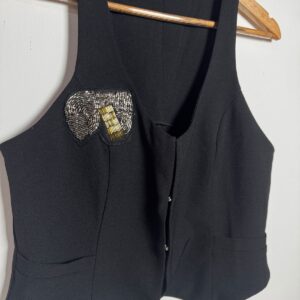 Blusa preta com detalhes de bordado – Erre erre – tam M