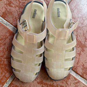 Sandália fechada bege translúcido – Melissa – tam 37