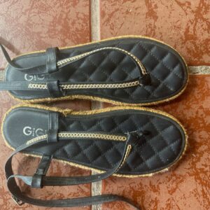 Sandália preta com detalhes dourados – Gigil – tam 38