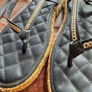 Sandália preta com detalhes dourados – Gigil – tam 38