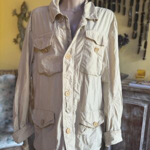 Casaco / jaqueta estilo utilitário em tom bege claro