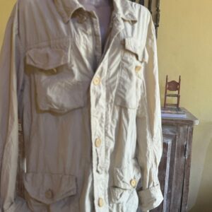 Casaco / jaqueta estilo utilitário em tom bege claro