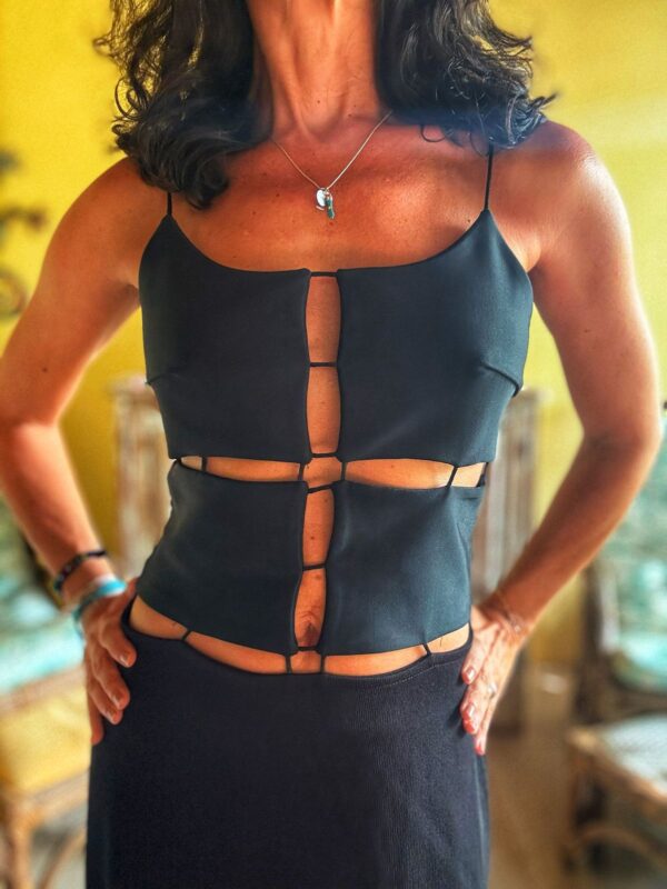 Vestido preto com recortes na frente - Caos - tam M - Image 3