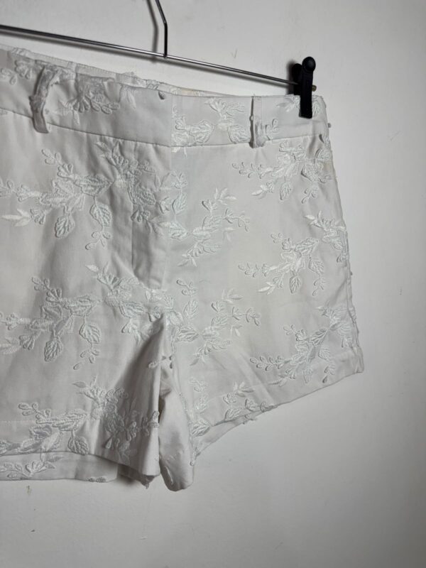Short branco com detalhes florais - Loft - tam p *NOVO* - Image 2