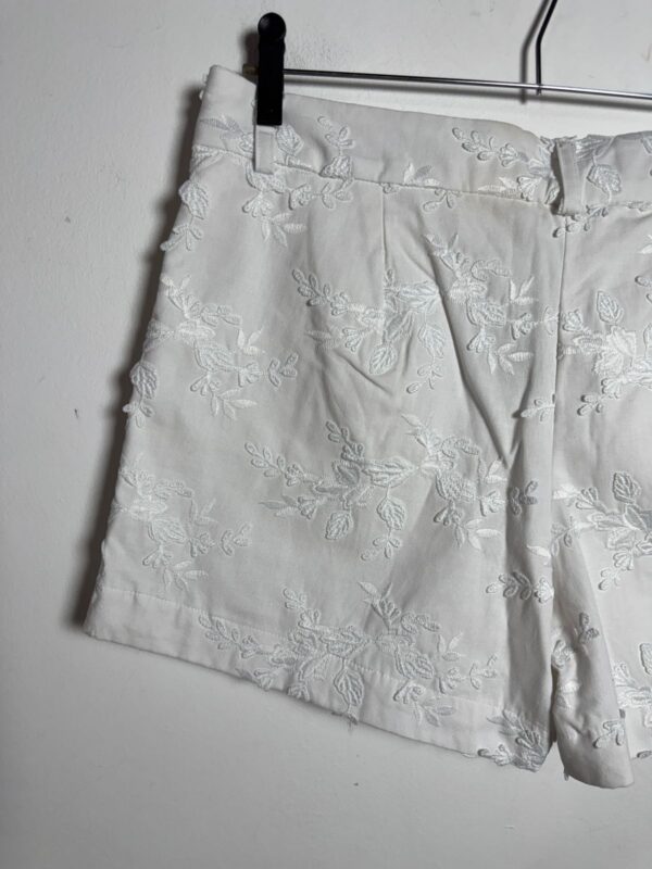 Short branco com detalhes florais - Loft - tam p *NOVO* - Image 4