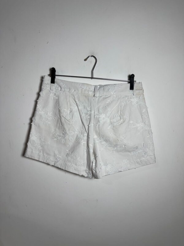 Short branco com detalhes florais - Loft - tam p *NOVO* - Image 3