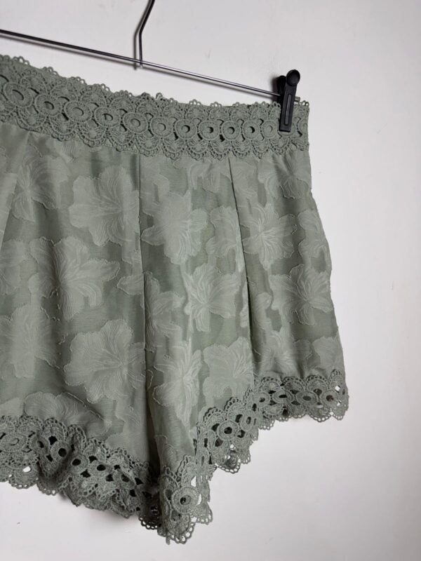 Short de renda verde acinzentado - Luxxel - Tam M *NOVO* - Image 2