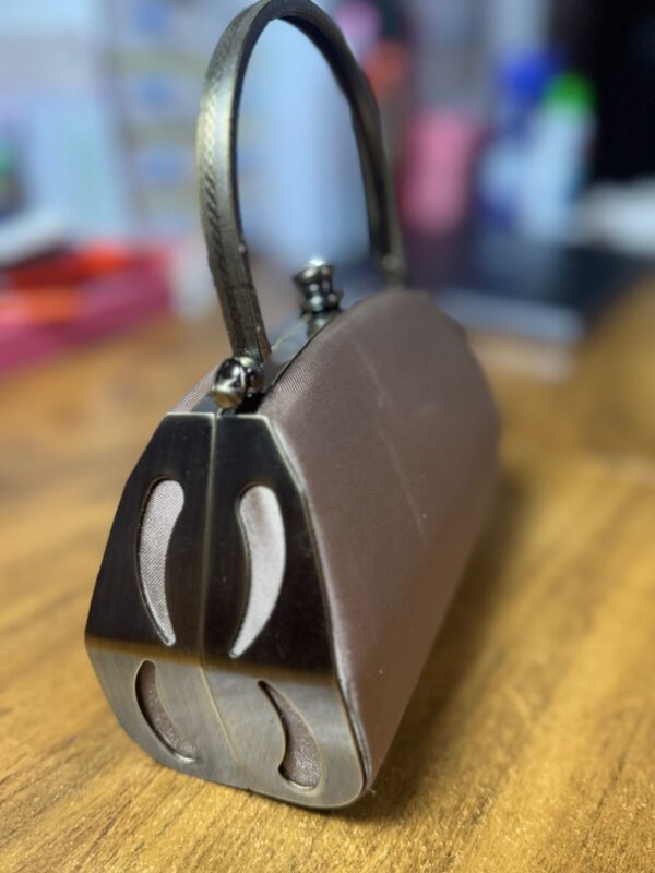 Bolsa de mão rigida com tecido e detalhes metálicos - Image 5