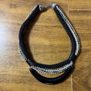 Colar preto estilo maxi