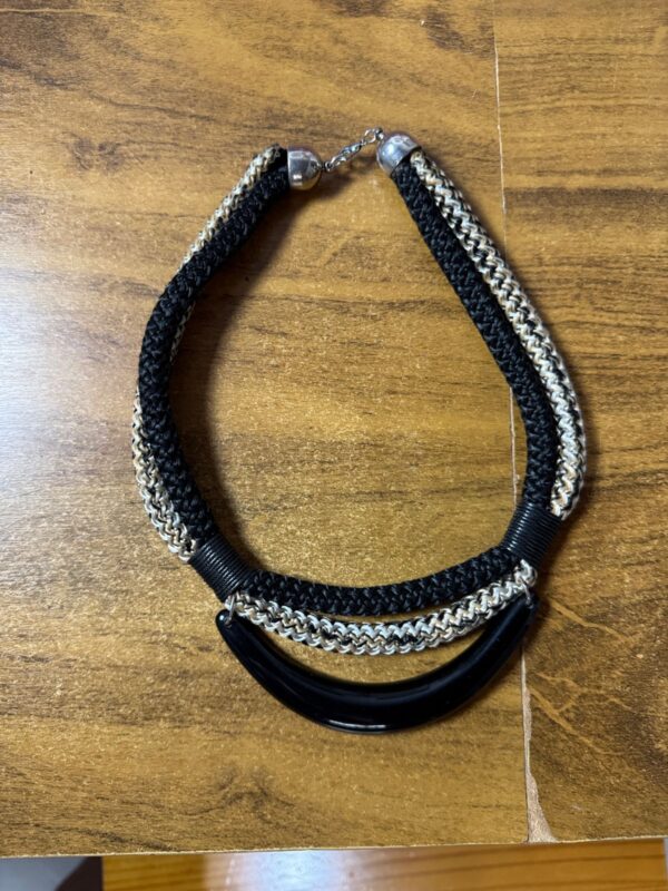 Colar preto estilo maxi