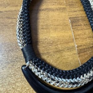 Colar preto estilo maxi