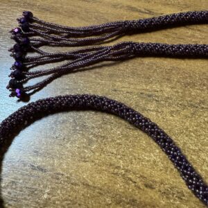 Colar vinho com miçangas