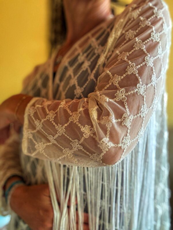 Kimono de renda com franjas - Amissima - Image 4