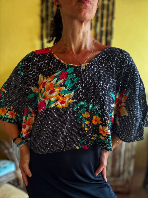 Cropped preto estampado - tam P