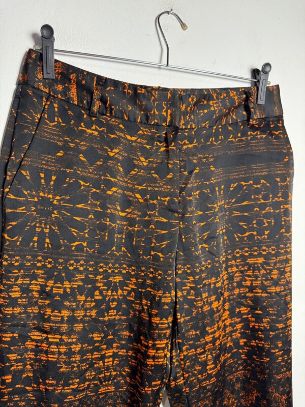 Calça flare estampa preta e laranja - Ellus - tam M - Image 2