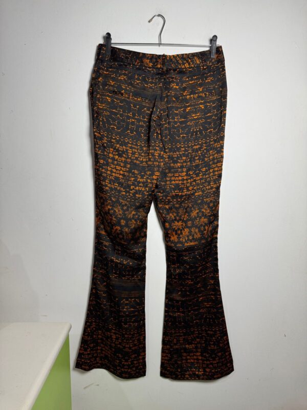 Calça flare estampa preta e laranja - Ellus - tam M - Image 4