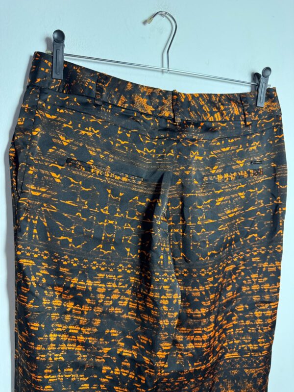 Calça flare estampa preta e laranja - Ellus - tam M - Image 5