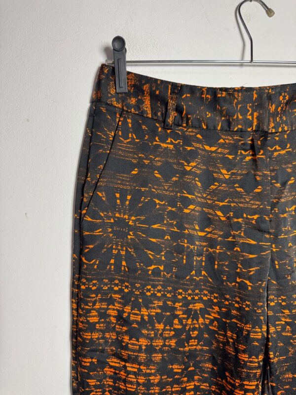 Calça flare estampa preta e laranja - Ellus - tam M - Image 3