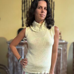 Blusa amarelo claro com gola alta – tam 38 / 40