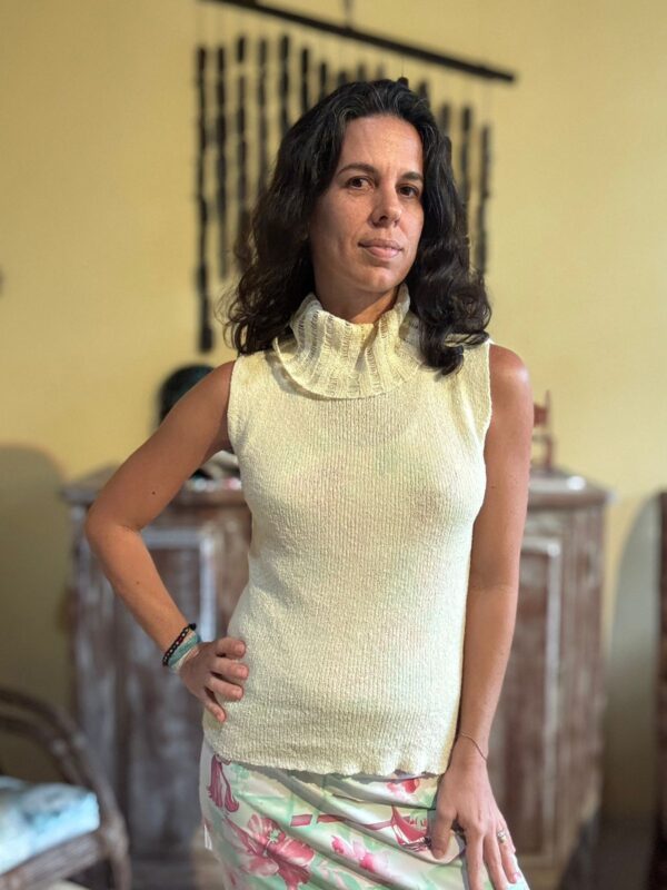 Blusa amarelo claro com gola alta - tam 38 / 40