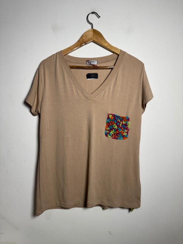 Camisa nude detalhe de crochê - Q Mais - tam M