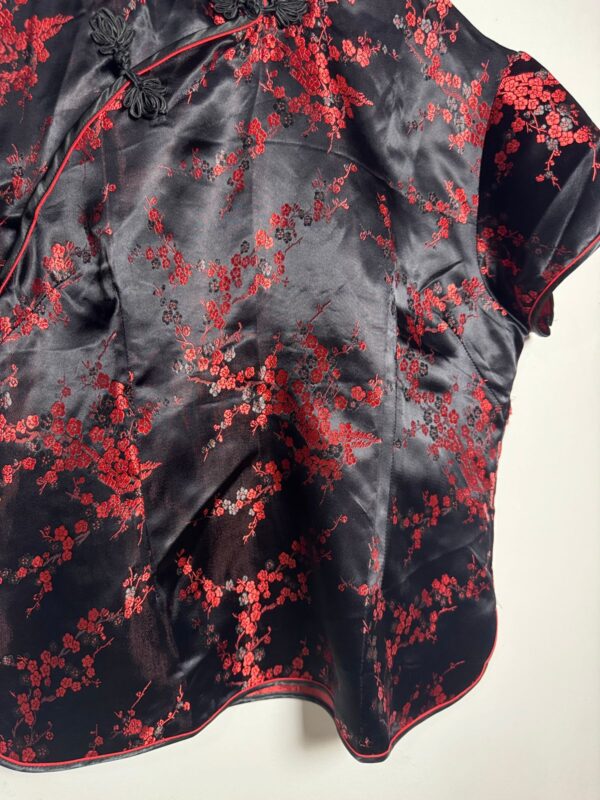 Blusa oriental preta detalhes vermelhos - Nahong - tam G - Image 6