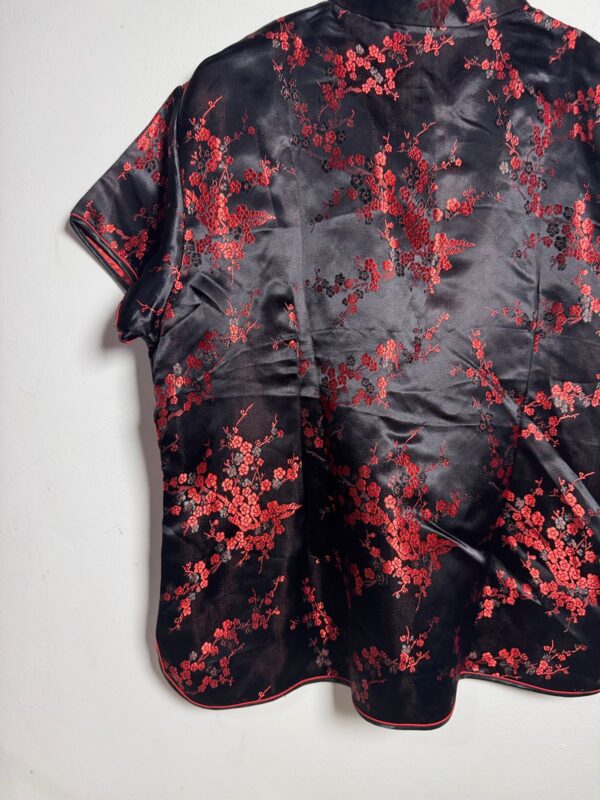 Blusa oriental preta detalhes vermelhos - Nahong - tam G - Image 5