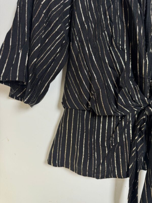 Camisa preta com listras dourados - Express - tam P *NOVO* - Image 2