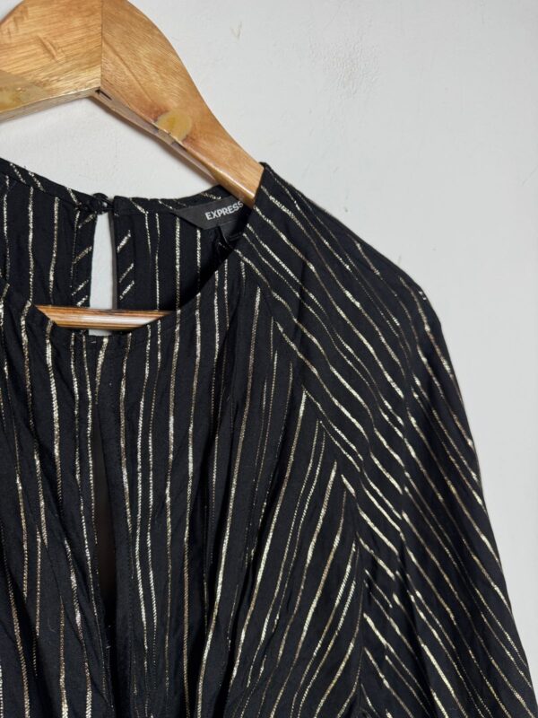 Camisa preta com listras dourados - Express - tam P *NOVO* - Image 5