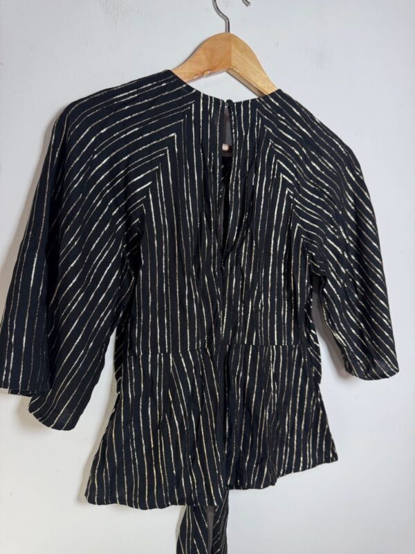 Camisa preta com listras dourados - Express - tam P *NOVO* - Image 4