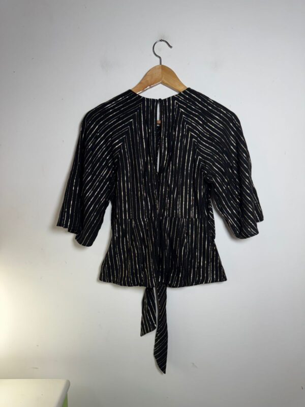 Camisa preta com listras dourados - Express - tam P *NOVO* - Image 3