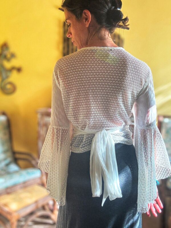 Camisa branca de amarrar com mangas longas e amplas - tam M - Image 2