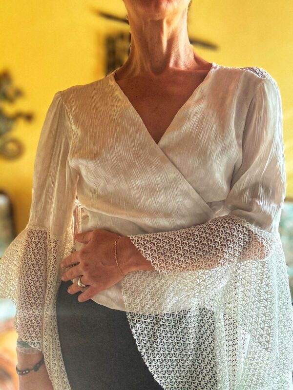 Camisa branca de amarrar com mangas longas e amplas - tam M